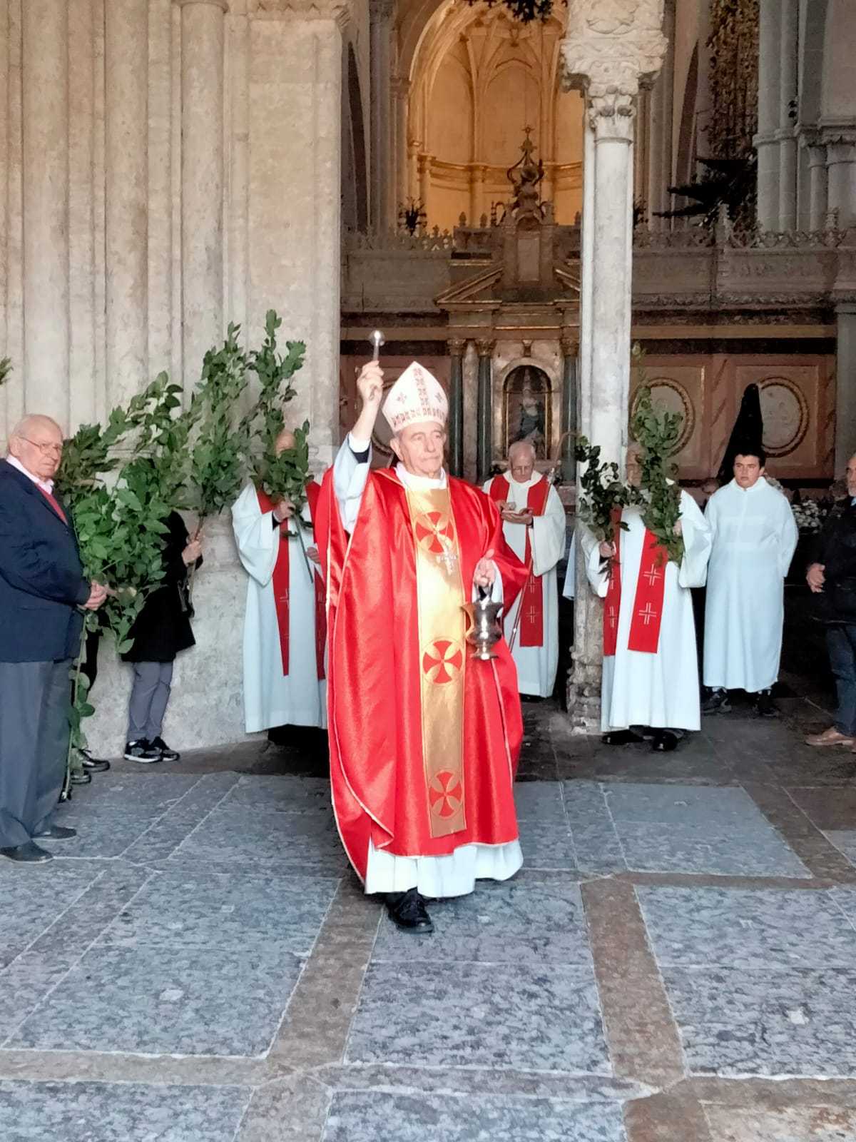 Bendición de los ramos en el pórtico del Perdón de la Catedral de ...