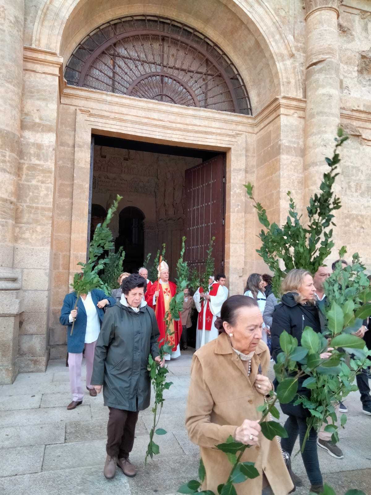 Bendición de los ramos en el pórtico del Perdón de la Catedral de ...