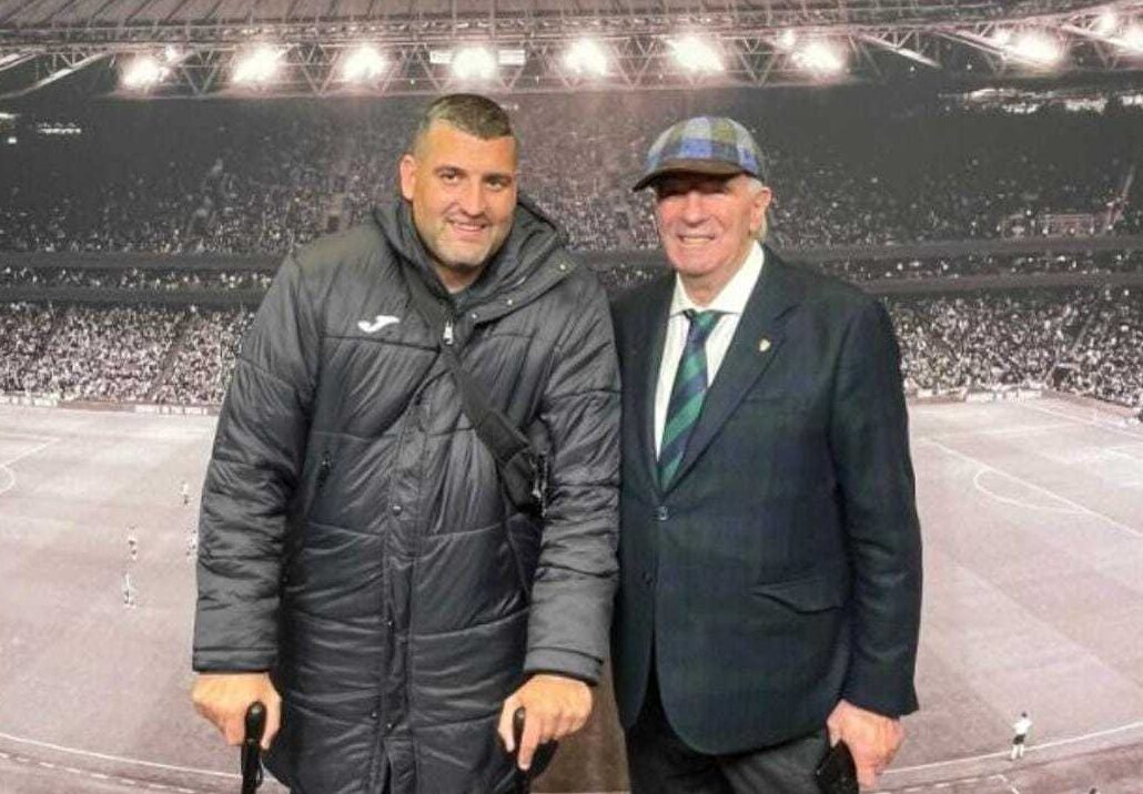 Aris Marcos en el palco de San Mamés con José Ángel Iribar este fin de semana