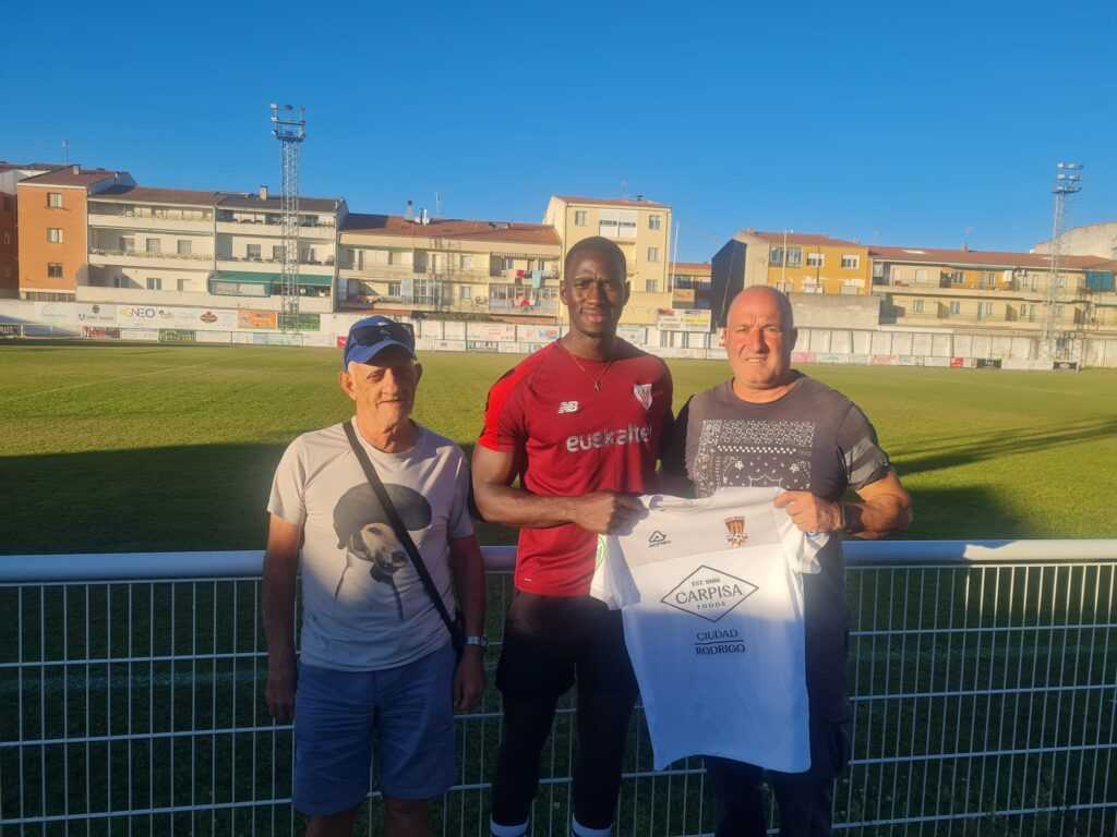 El futbolista Albert Diatta fue presentado ayer viernes y ya entrenó con sus compañeros