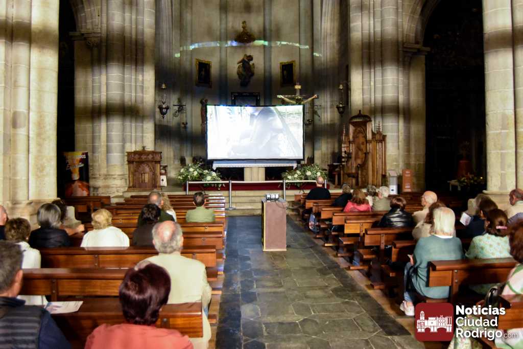 El público mirobrigense disfruta de la música del organista Pierluigi Mazzoni en la Catedral