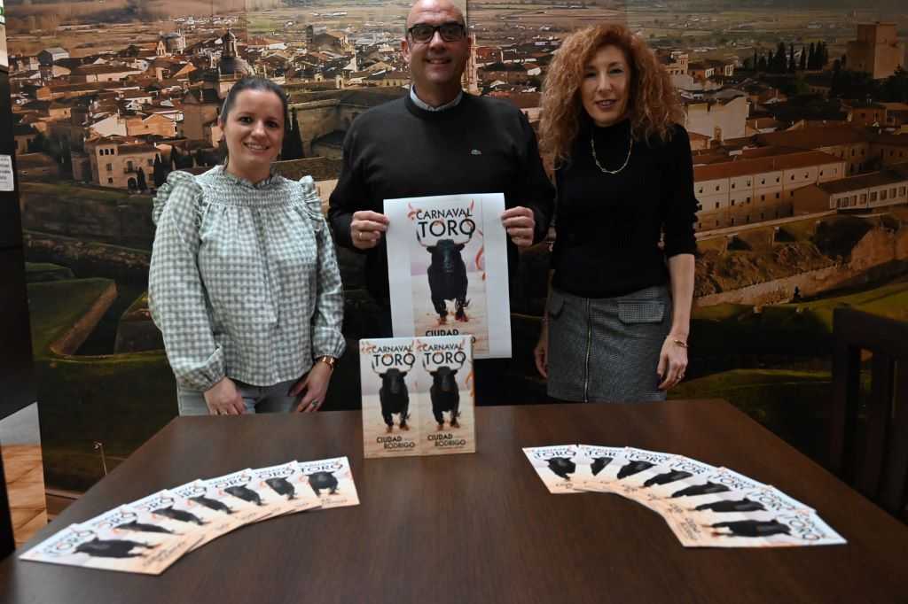 El Ayuntamiento de Ciudad Rodrigo ha presentado un nuevo folleto turístico del Carnaval del Toro