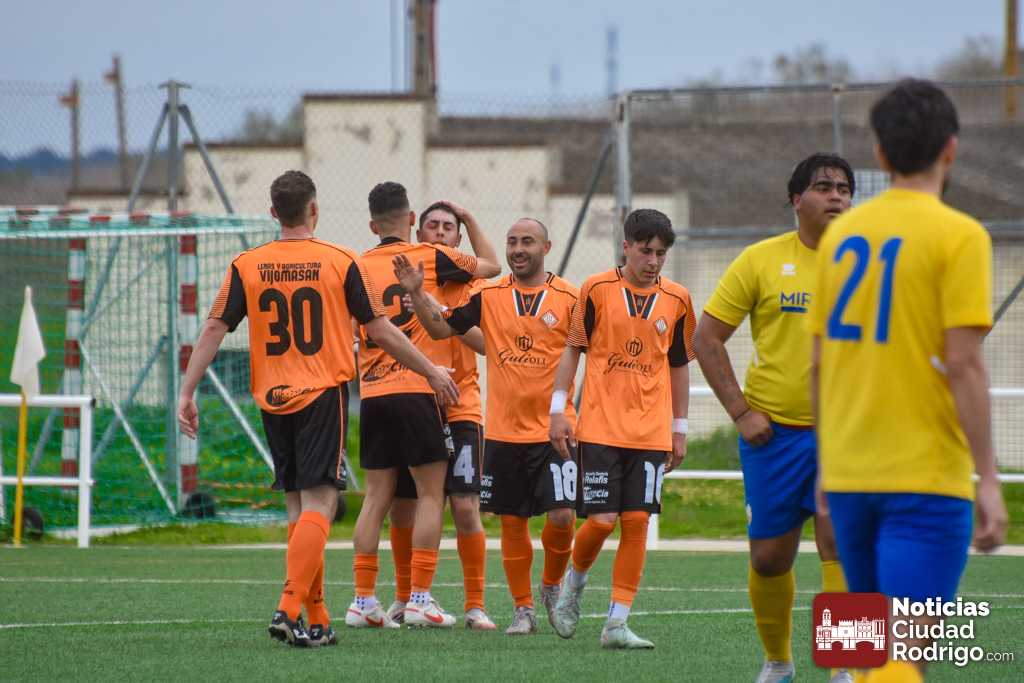 CRÓNICA Y FOTOS/ Victoria plácida de la UD Mirobrigense ante el Real Salamanca Monterrey B (5-0)