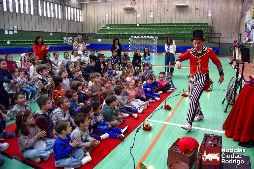 El alumnado del “San FranCirco” se divierte en una intensa matinal de actividades y actuaciones