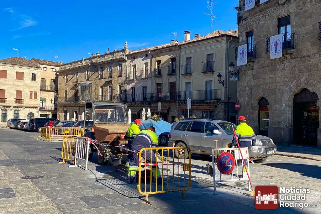 El Ayuntamiento suple varias baldosas en mal estado de la Plaza Mayor mirobrigense