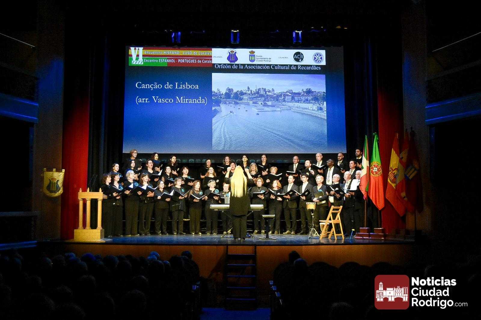 El público mirobrigense disfruta con el VI Encuentro Hispanoluso de Corales en el Teatro Nuevo