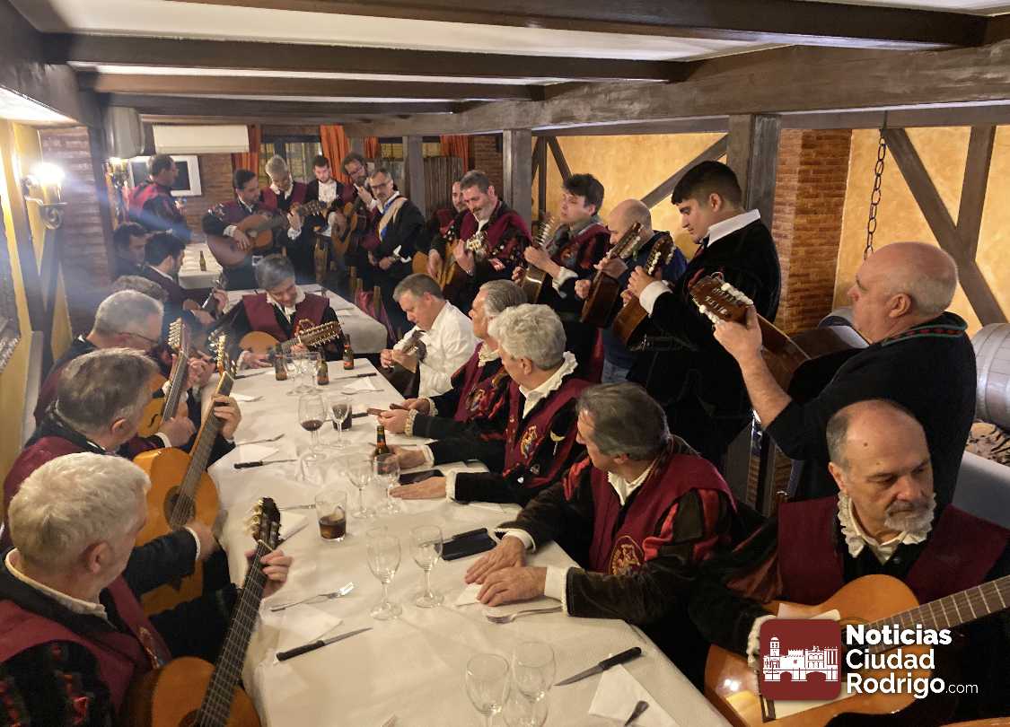 La Rondalla III Columnas y la Tuna de Biología de Sevilla inician su encuentro en la Sidrería