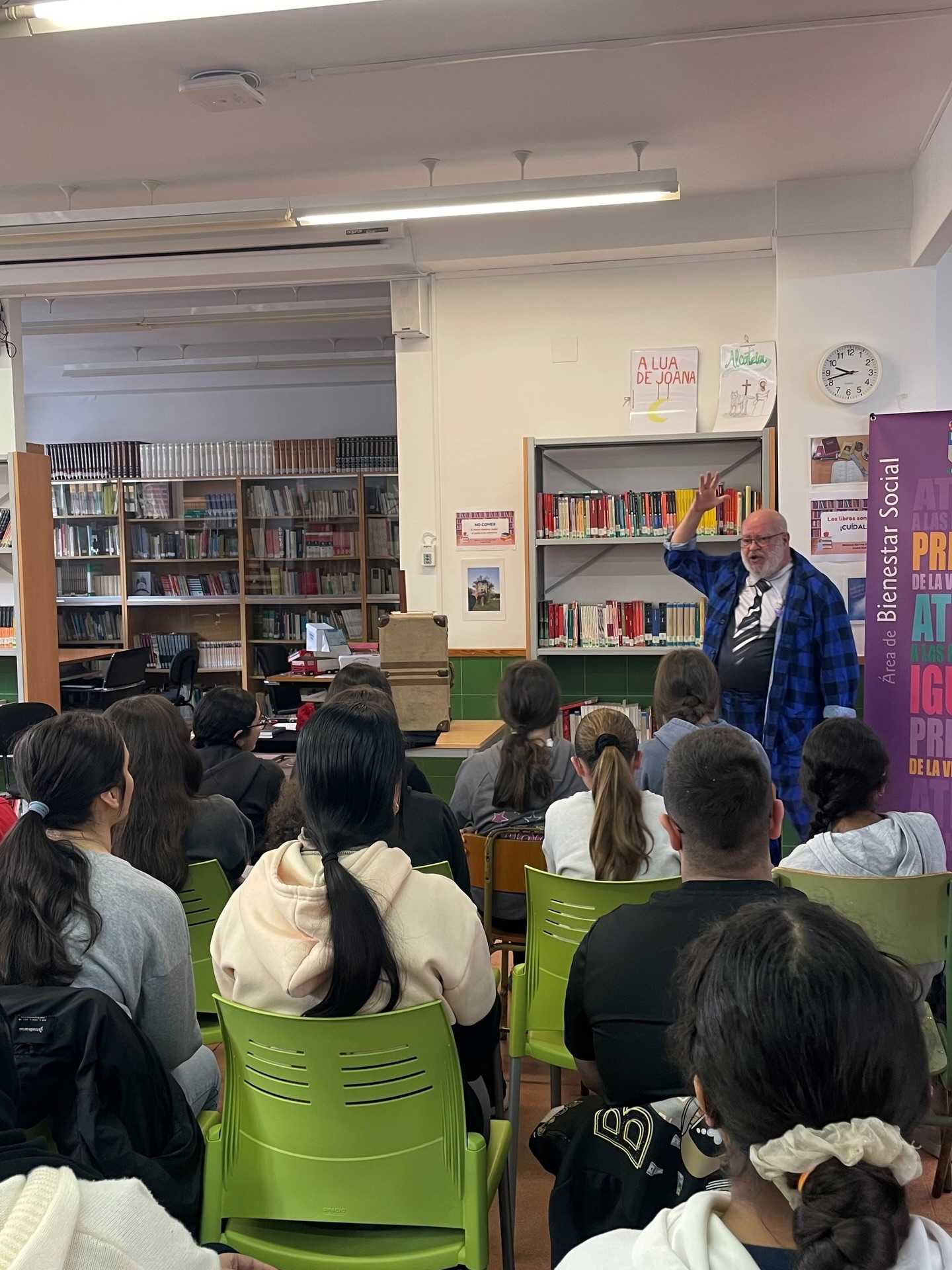 Fernando Saldaña lleva un espectáculo de narración y magia relacionado con el Día de la Mujer al IES Fray Diego Tadeo