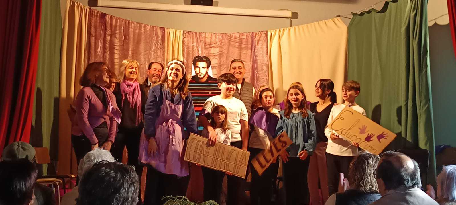 «Peque en Raya» representa dos montajes teatrales con motivo del 8M en Aldea del Obispo