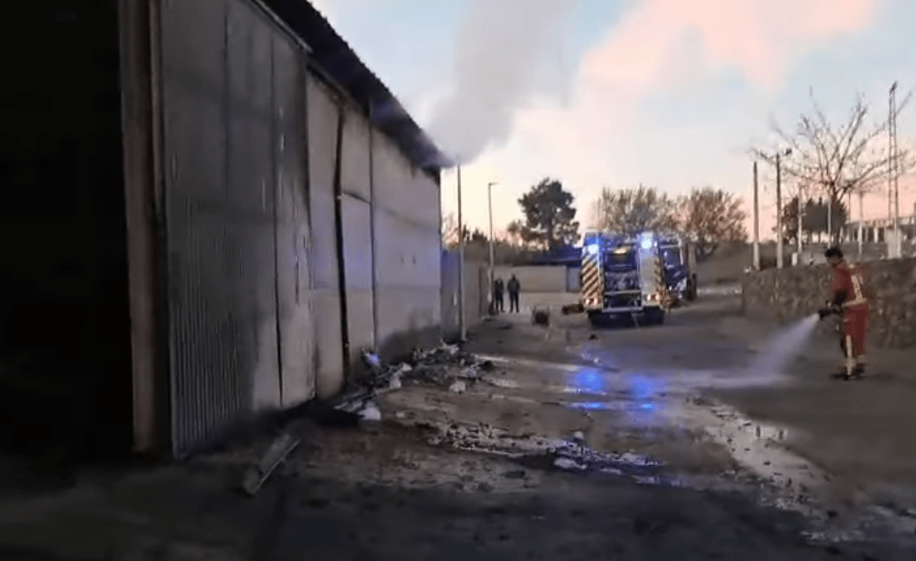 VÍDEO/ Los bomberos acuden de madrugada a apagar una nave en Saelices El Chico