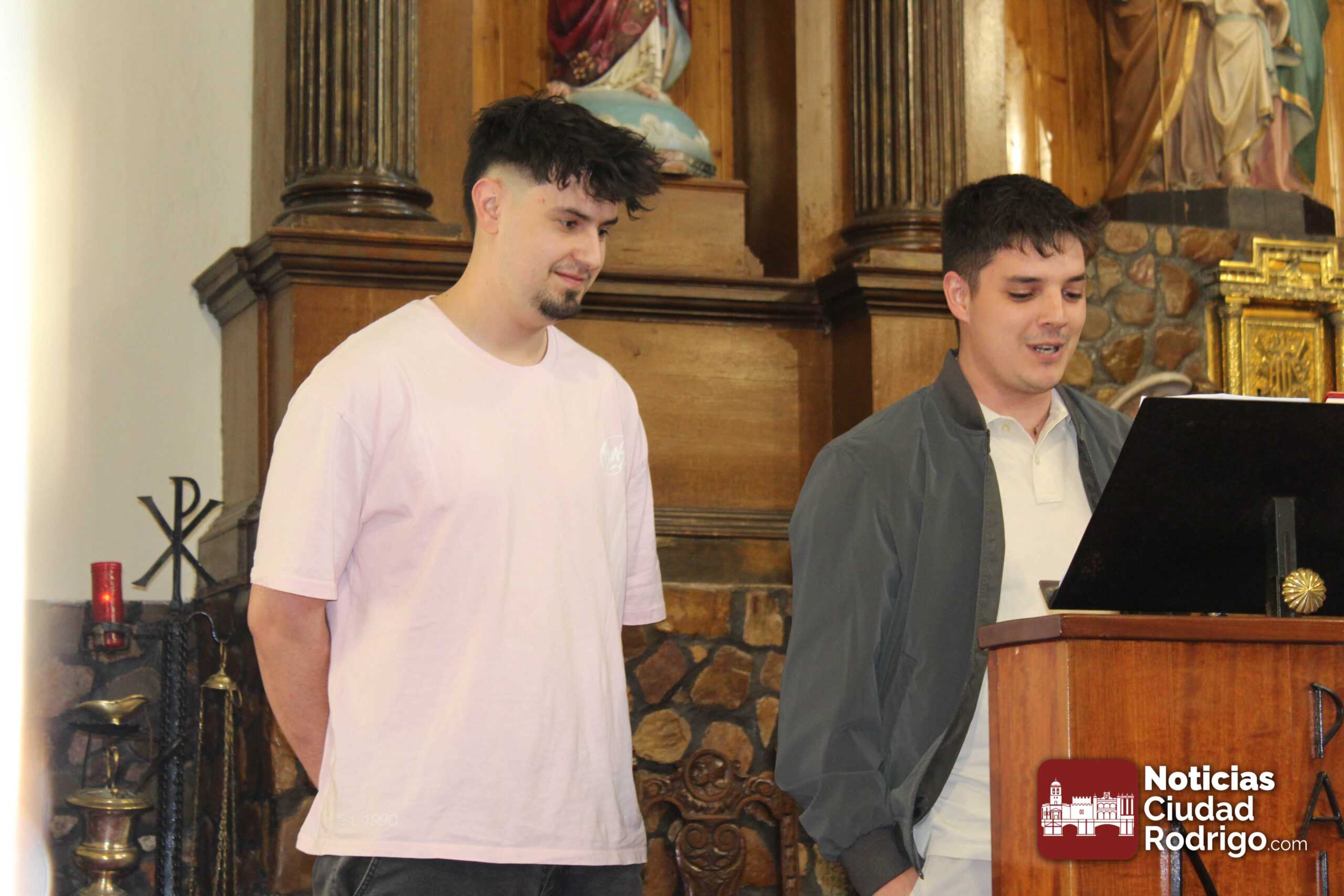 (VIDEO y FOTOS) Alejandro Márquiz y Álvaro Fenoy cuentan su experiencia como costaleros en el Pregón Joven de la Semana Santa de Ciudad Rodrigo