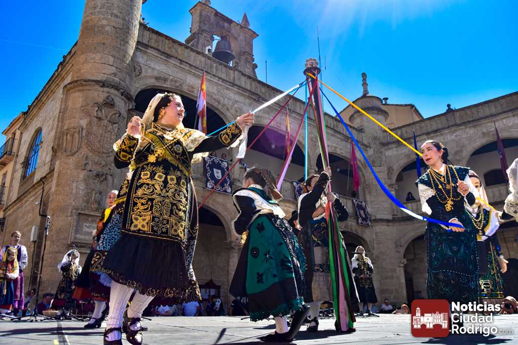 GALERÍA DE FOTOS/ Los grupos locales abren una calurosa mañana charra en Ciudad Rodrigo