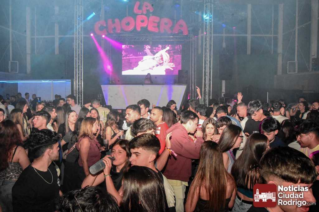 SUPER-GALERÍA DE FOTOS/ La juventud mirobrigense vive una noche para el recuerdo en La Chopera Spring