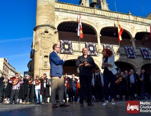 VÍDEO Y FOTOS/ Nino Rodríguez recoge una merecida Encina Charra acompañado por Baleo y la Rondalla III Columnas