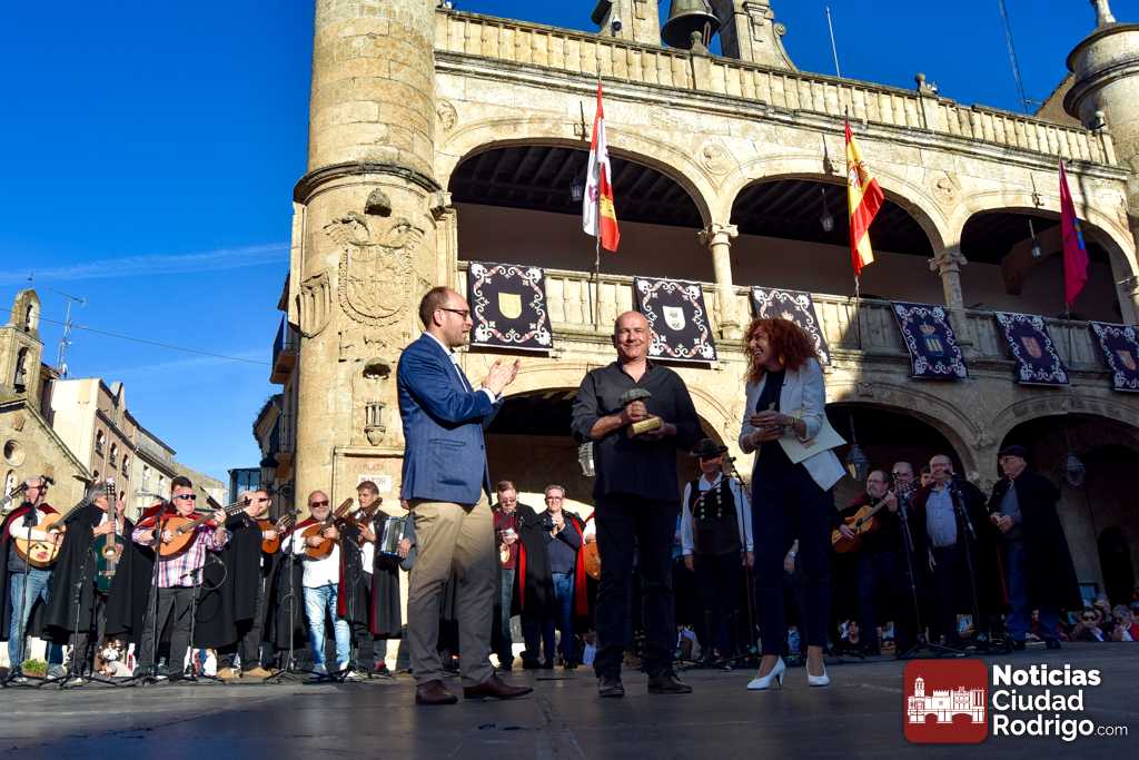 VÍDEO Y FOTOS/ Nino Rodríguez recoge una merecida Encina Charra acompañado por Baleo y la Rondalla III Columnas