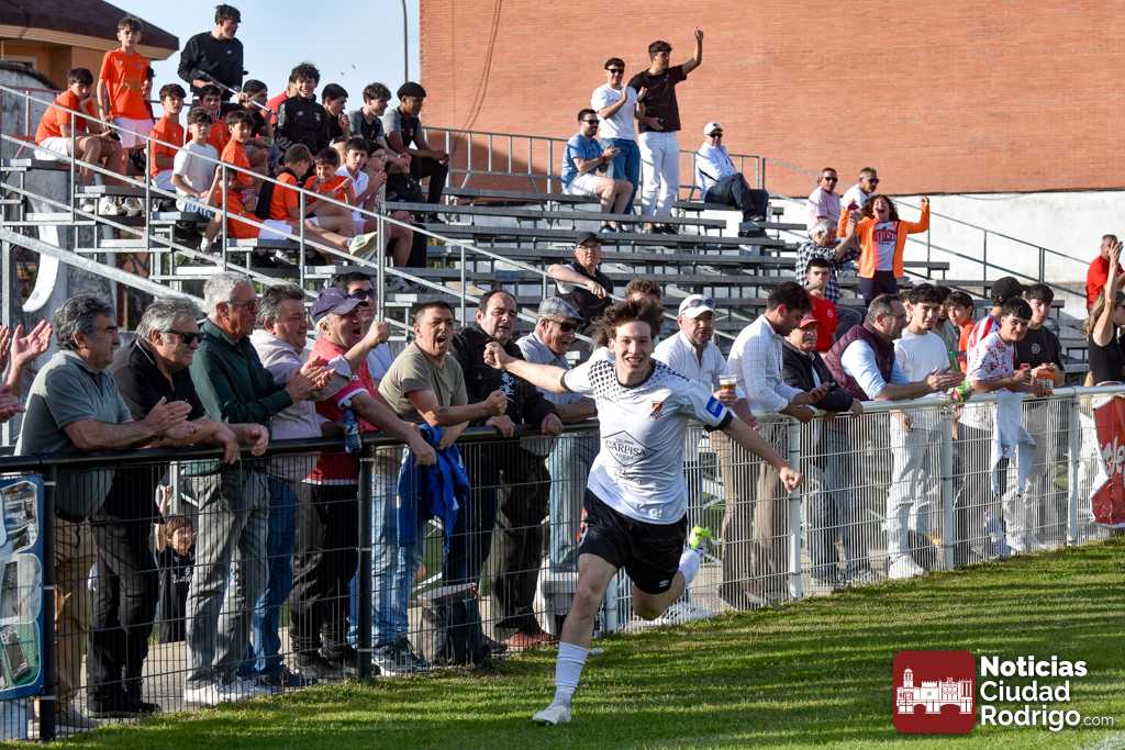 CRÓNICA Y FOTOS/ Importantísima victoria del Ciudad Rodrigo CF en el debut de los juveniles Miguel y Álex (2-0)