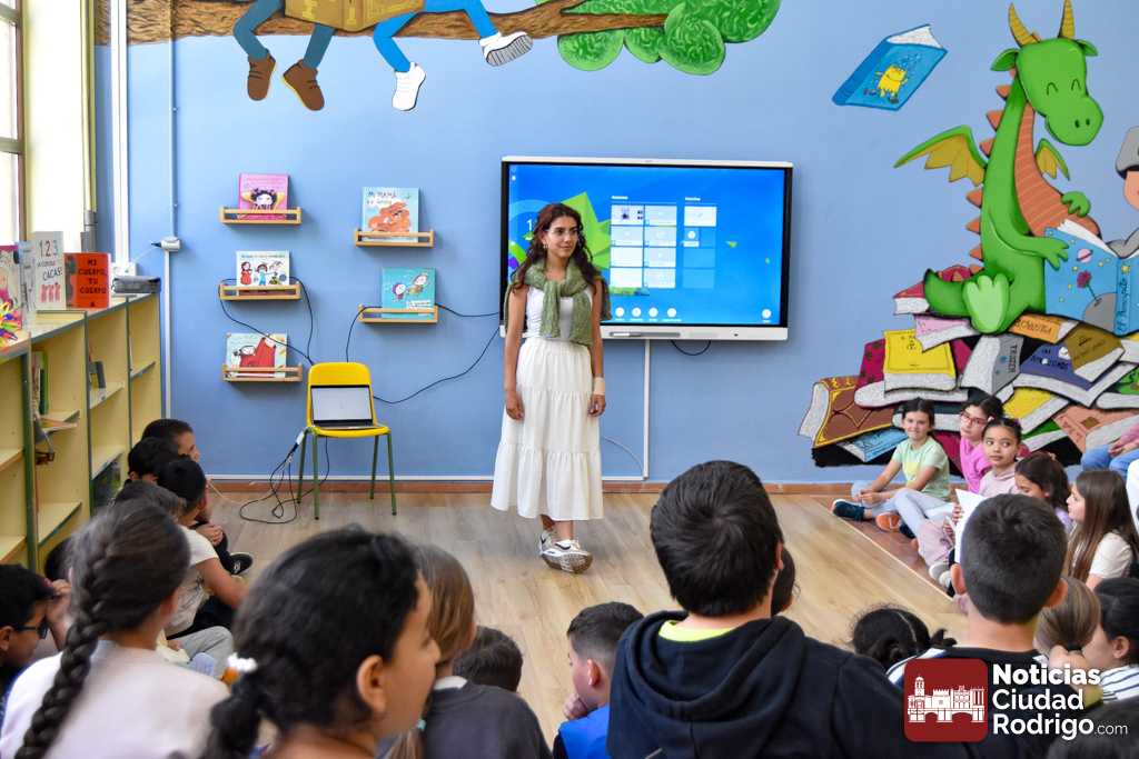 Alba Saenc transmite el interés por la lectura a los niños y niñas del Colegio San Francisco