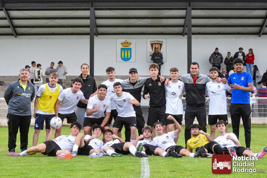 FOTOS/ El Ciudad Rodrigo CF juvenil golea al Ribert en la despedida de los que acaban etapa (4-0)