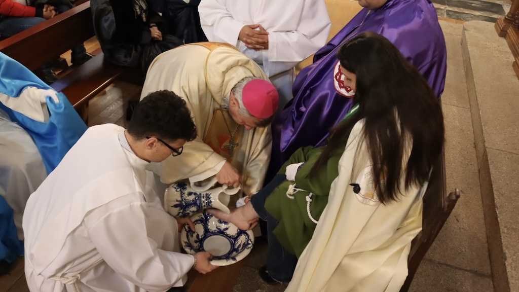 El obispo de Ciudad Rodrigo «lava los pies» a representantes de las Cofradías en la misa de Jueves Santo