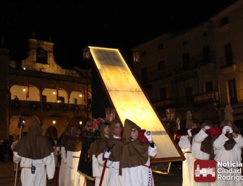 (VIDEO y FOTOS) La procesión de la Sábana Santa, un acto único en la madrugada del Domingo de Resurrección en Castilla y León