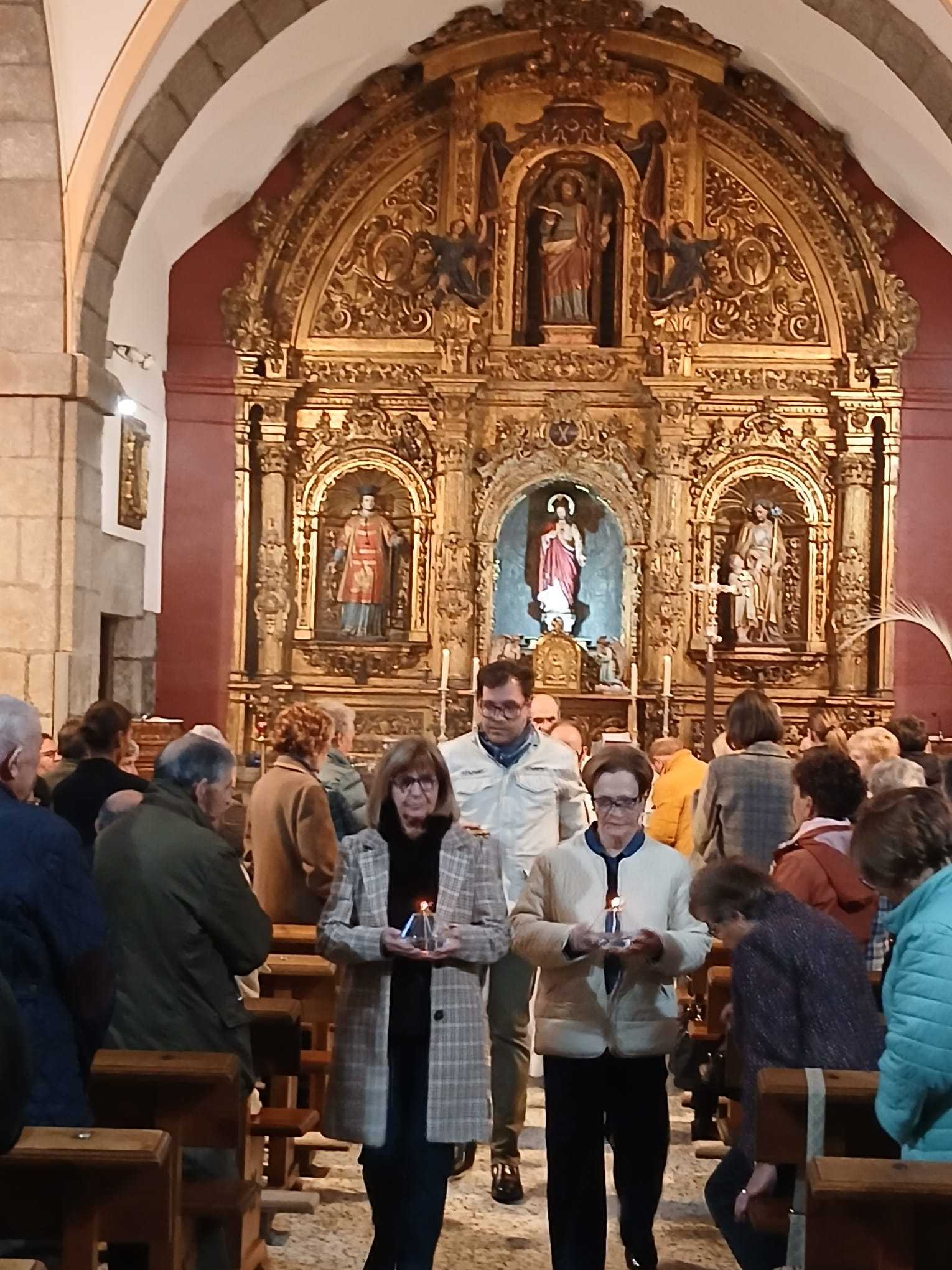 Celebración del Viernes Santo en la iglesia parroquial de San Andrés