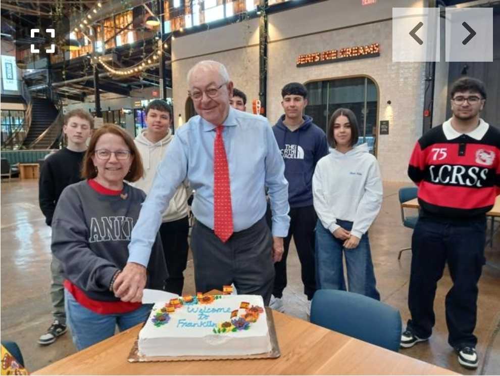 El alcalde de la ciudad estadounidense de Franklin, Ken Moore recibe a los estudiantes de Ciudad Rodrigo