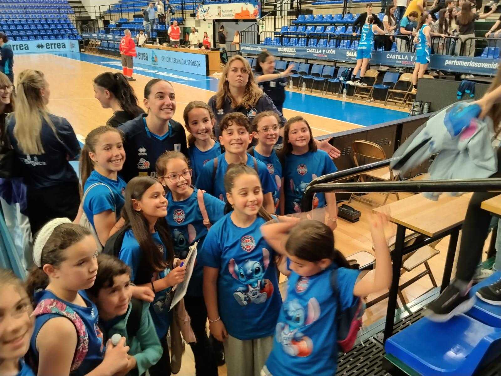 El alumnado de la Escuela Municipal de Baloncesto de Ciudad Rodrigo asisten a un partido de Perfumerías Avenida