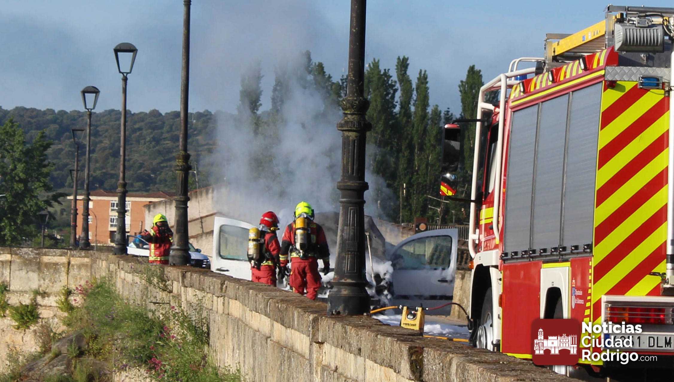 Incendio de vehículo en la mitad del Puente Mayor de Ciudad Rodrigo