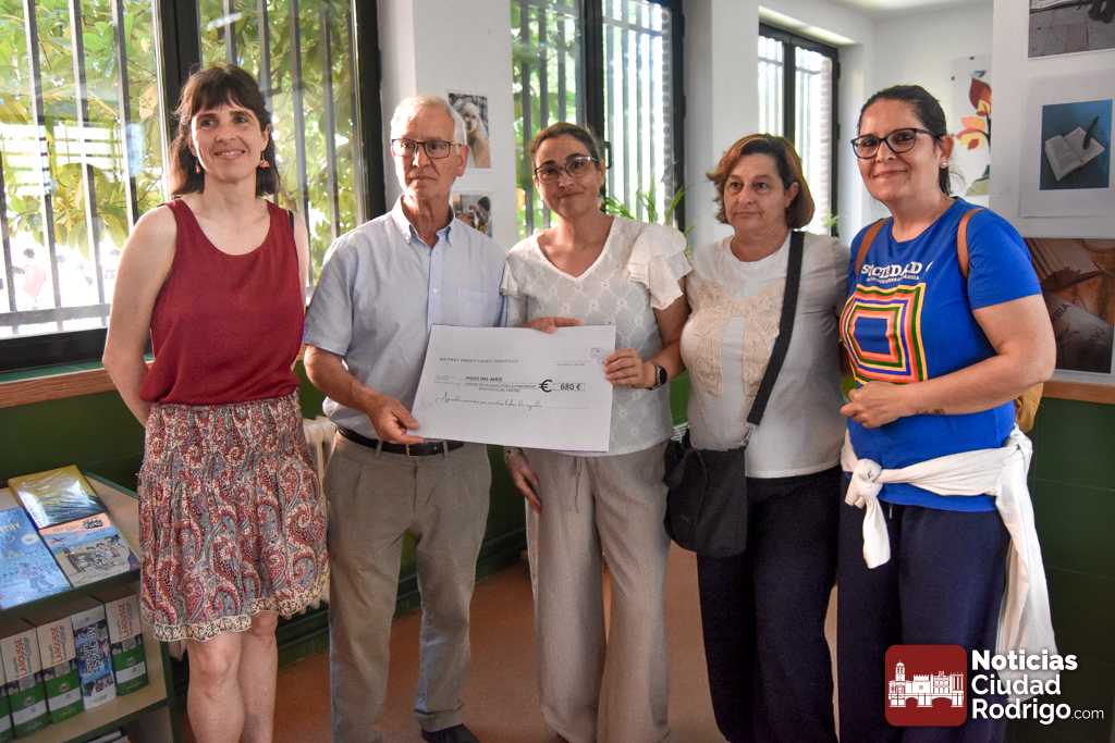 El IES Fray Diego entrega la recaudación del Día de la Convivencia a Hijos del Maíz