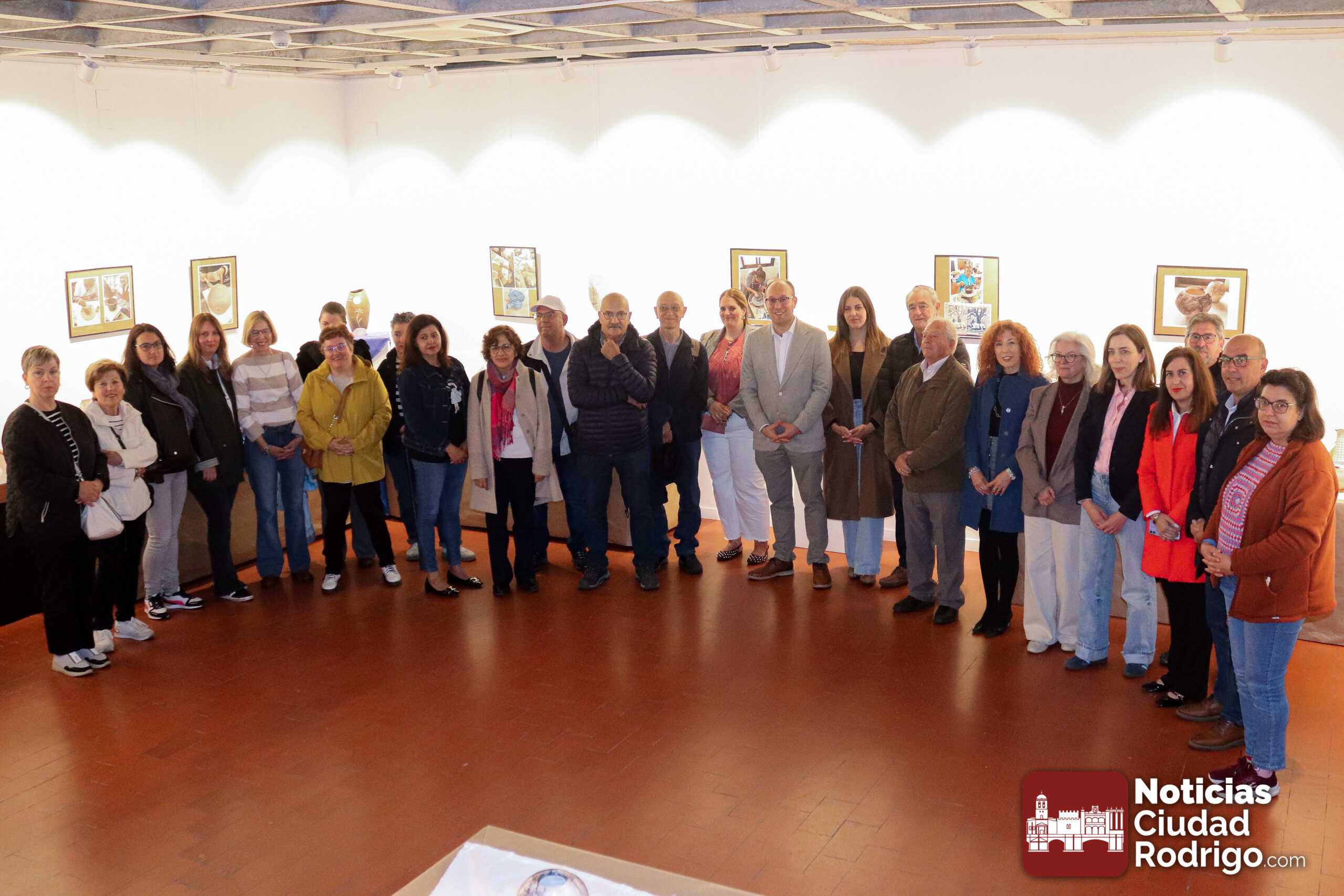 Inaugurada la exposición del Taller de Cerámica de Ciudad Rodrigo, con más de 200 obras de diversa índole