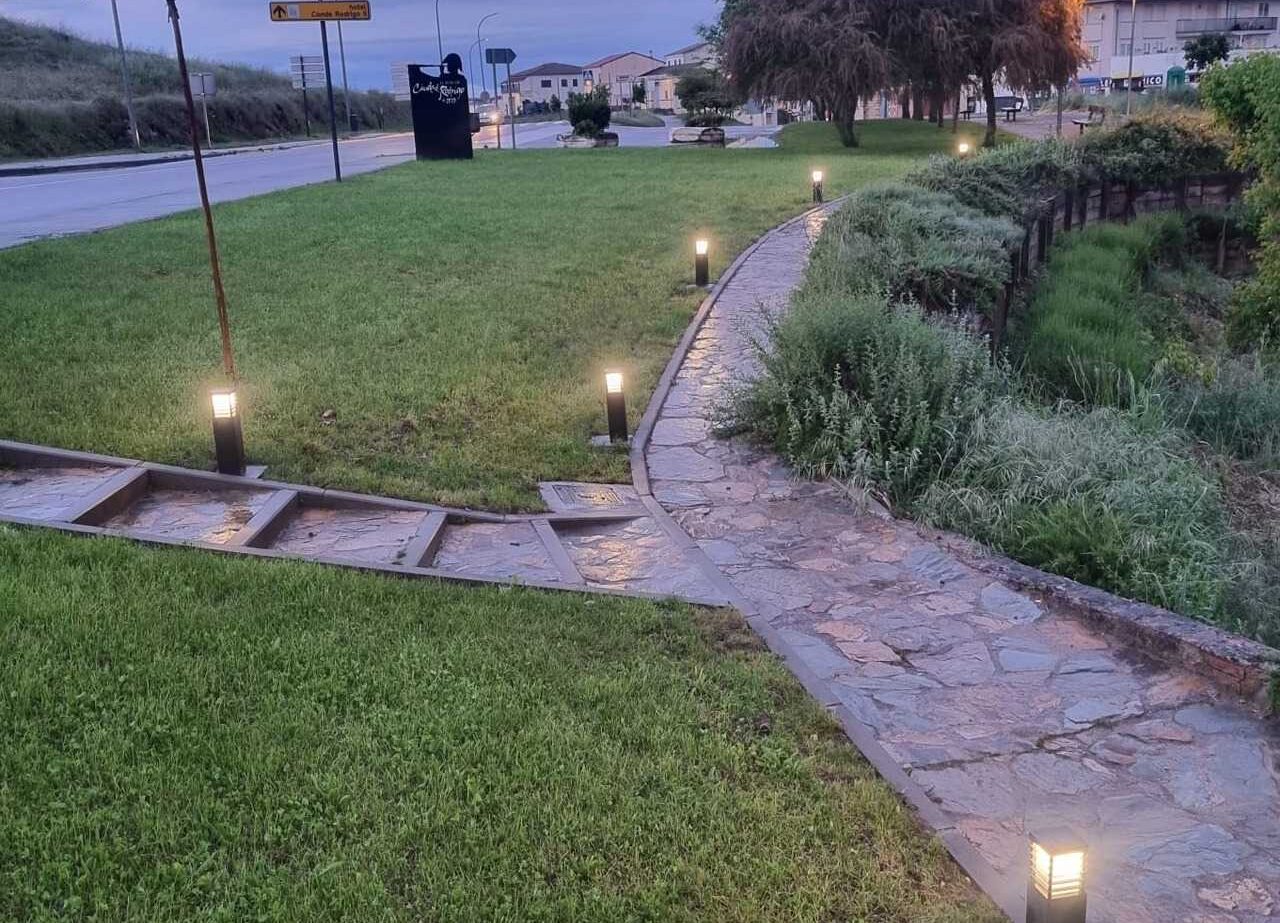 El Caño del Moro incorpora nueva iluminación con seis balizas y tres farolas