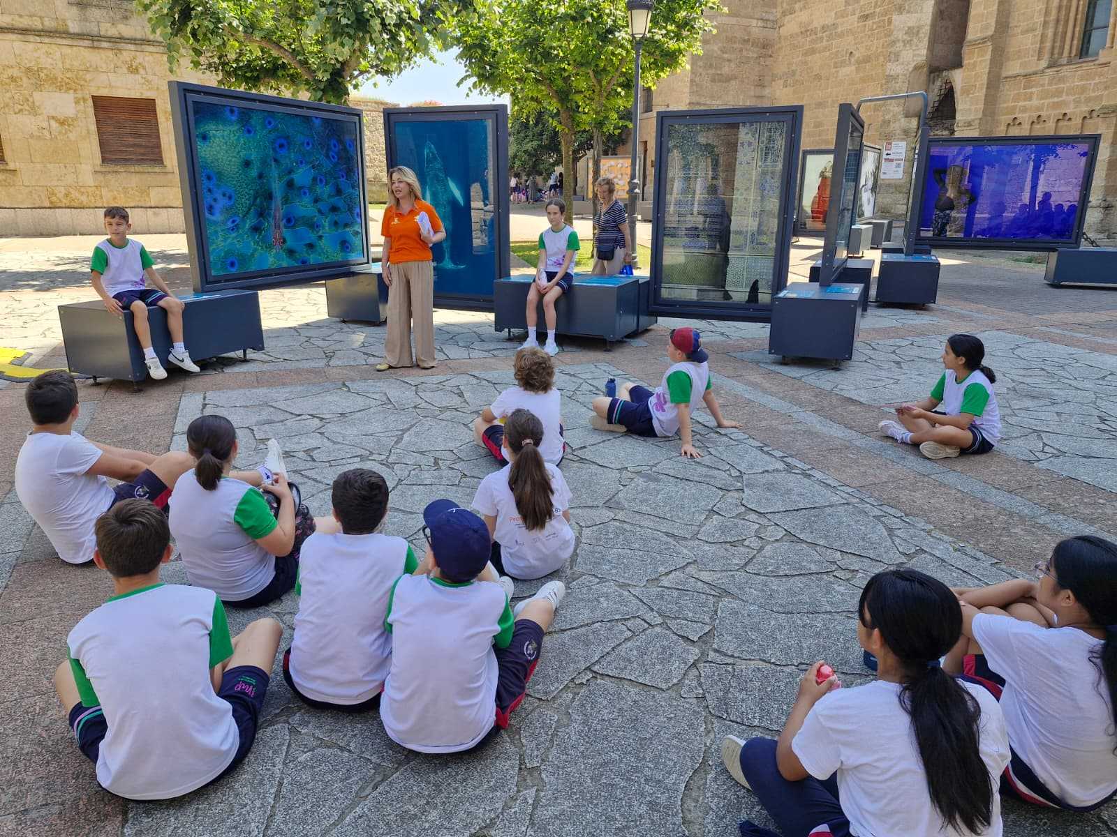 La exposición «Colores del Mundo» recibe las primeras visitas de los centros educativos mirobrigenses
