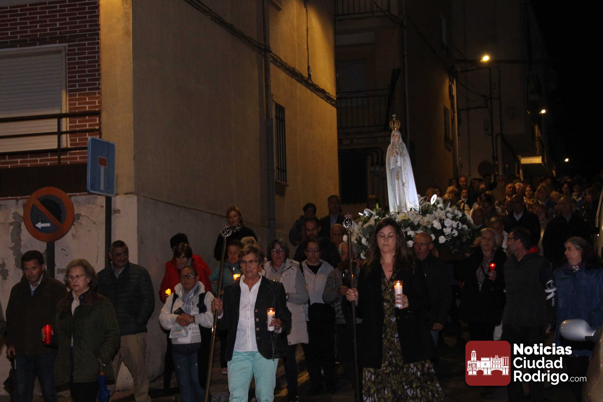 Procesión de la Virgen de Fátima en el 35 aniversario de la parroquia