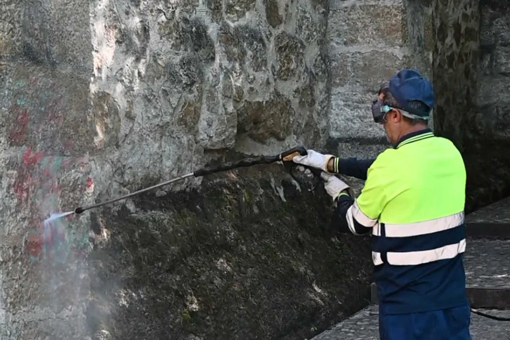 Los servicios de limpieza municipales eliminan las recientes pintadas en la zona de Los Cañitos