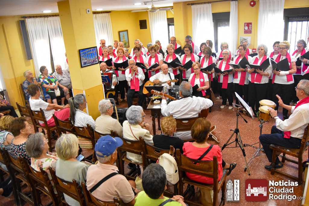 Los bailes charros y la Rondalla «Aires del Águeda» animan la tarde en el Centro de Mayores