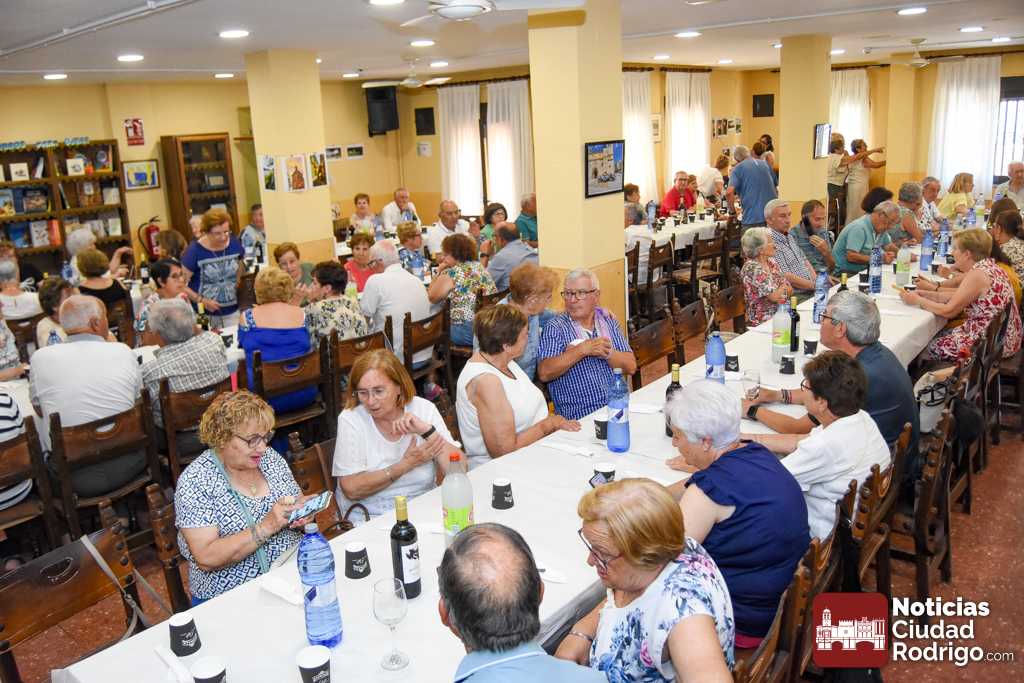Cerca de un centenar de personas disfrutan de una paellada de fin de curso en el Centro de Mayores