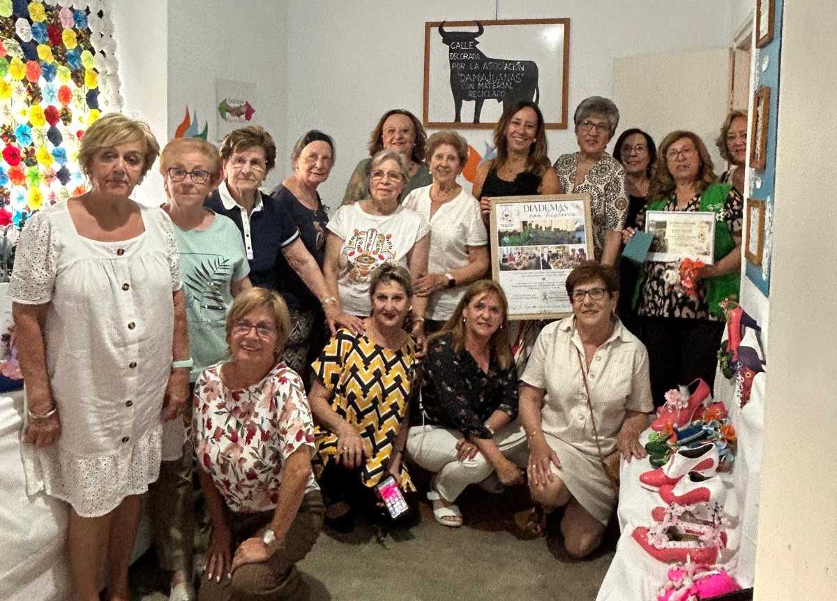 Diademas solidarias de las Damajuanas de Fuenteguinaldo a favor de la Asociación contra el cáncer