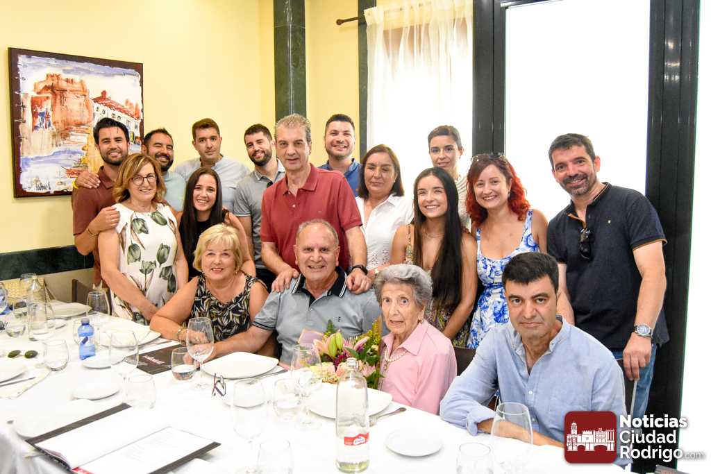 Mercedes Fraile Varas cumple 100 años con gran felicidad acompañada de sus familiares