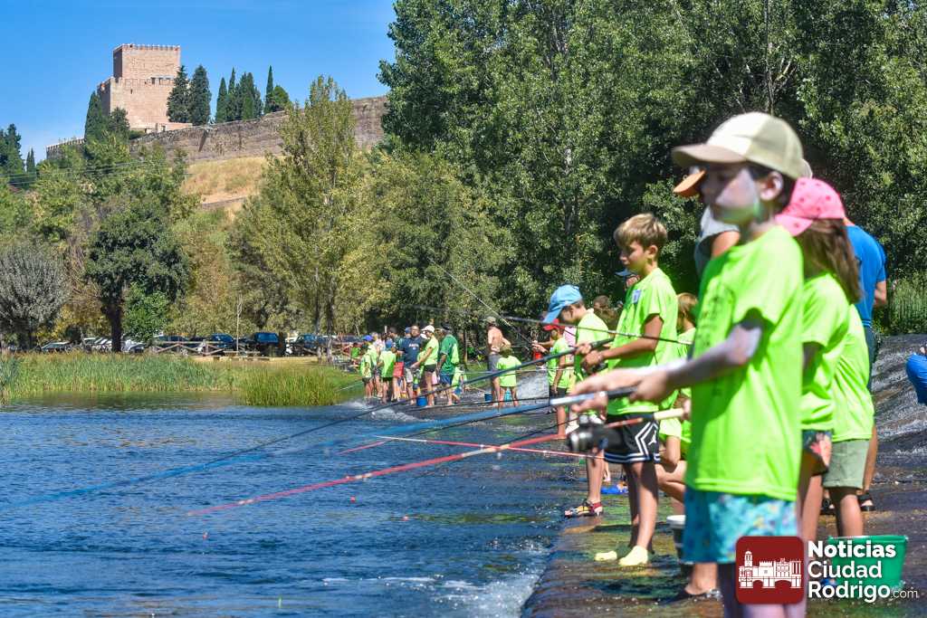 FOTOS/ Alrededor de 200 niños y niñas disfrutan de una animada mañana en el Concurso Infantil de Pesca