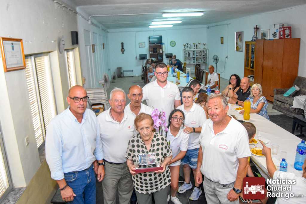 La Av. España y Báez homenajea a Valentina Sierra Rengel en su paellada popular