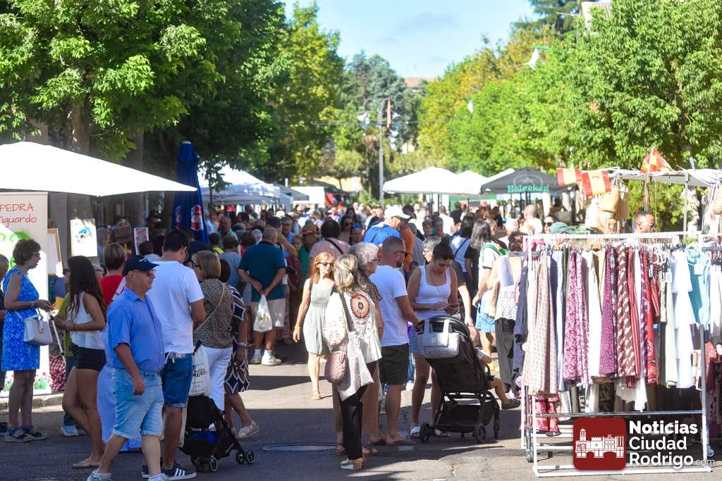 Mirobrigenses y foráneos disfrutan de la décima edición del Martes Chico en la zona comercial de La Glorieta