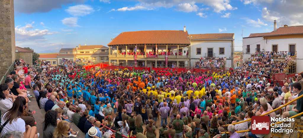 GALERÍA DE FOTOS/ La Peña Los Grillos abre en su 45 aniversario las fiestas de San Bartolomé 2026 en Fuenteguinaldo
