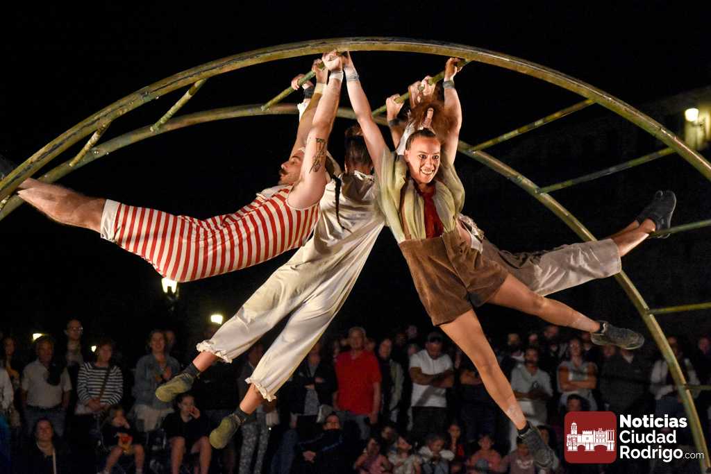La primera «nocturna» de la 29ª Feria de Teatro se desenvuelve entre acrobacias y teatro gestual