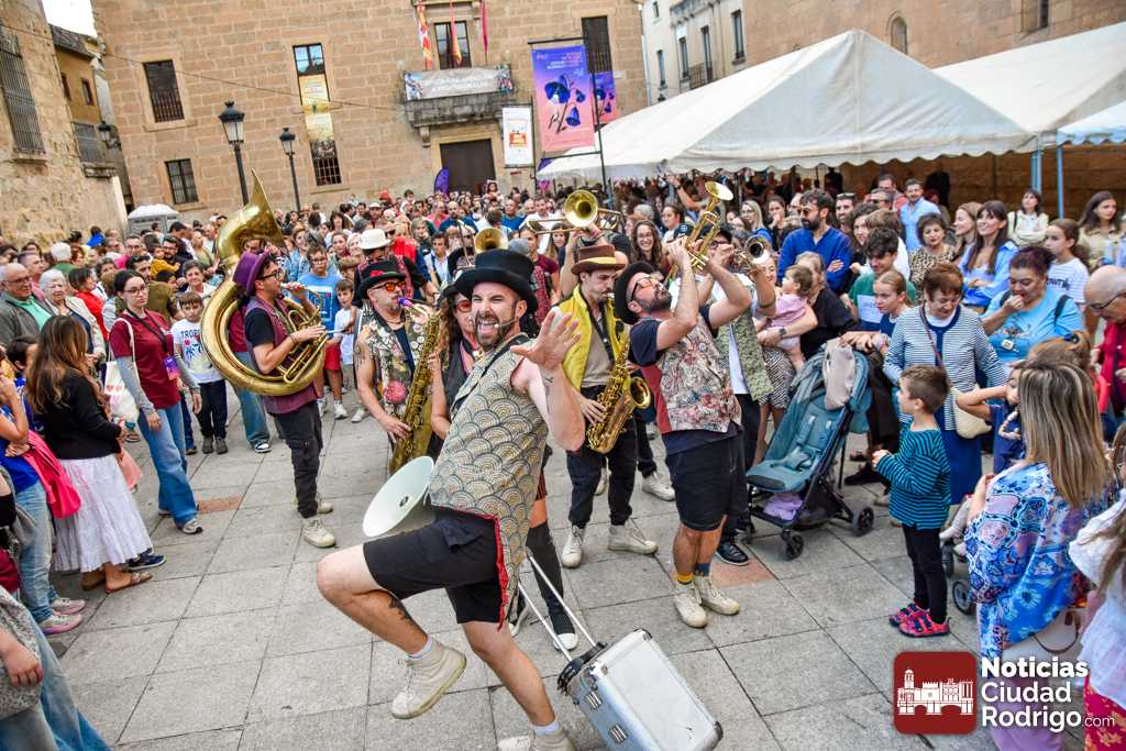 «Flow!!!» convierte las calles de Ciudad Rodrigo en una multitudinaria fiesta al ritmo del jazz y el funk