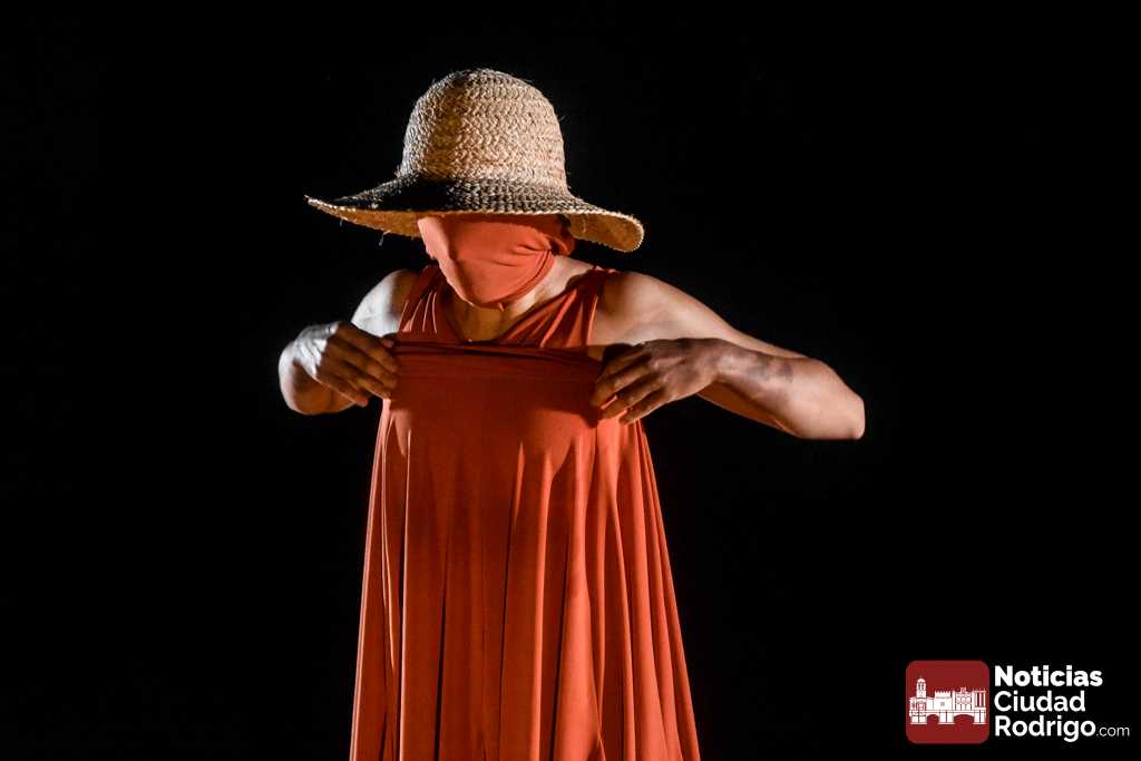 «Polvareda» estrena en Ciudad Rodrigo su homenaje danzado a las mujeres rurales