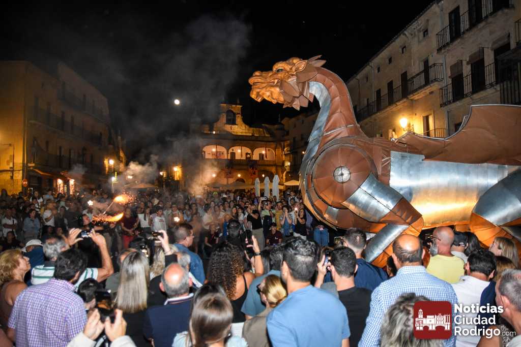 El dragón de ‘Quimera’ prende las calles de Ciudad Rodrigo en una multitudinaria itinerante de fuego y pirotecnia