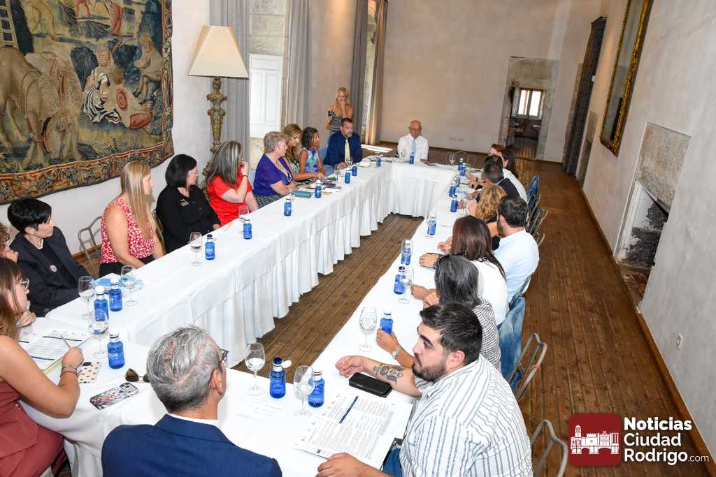 La delegación de Franklin mantiene un encuentro con empresarios mirobrigenses y el CIS La Estrella en Montarco