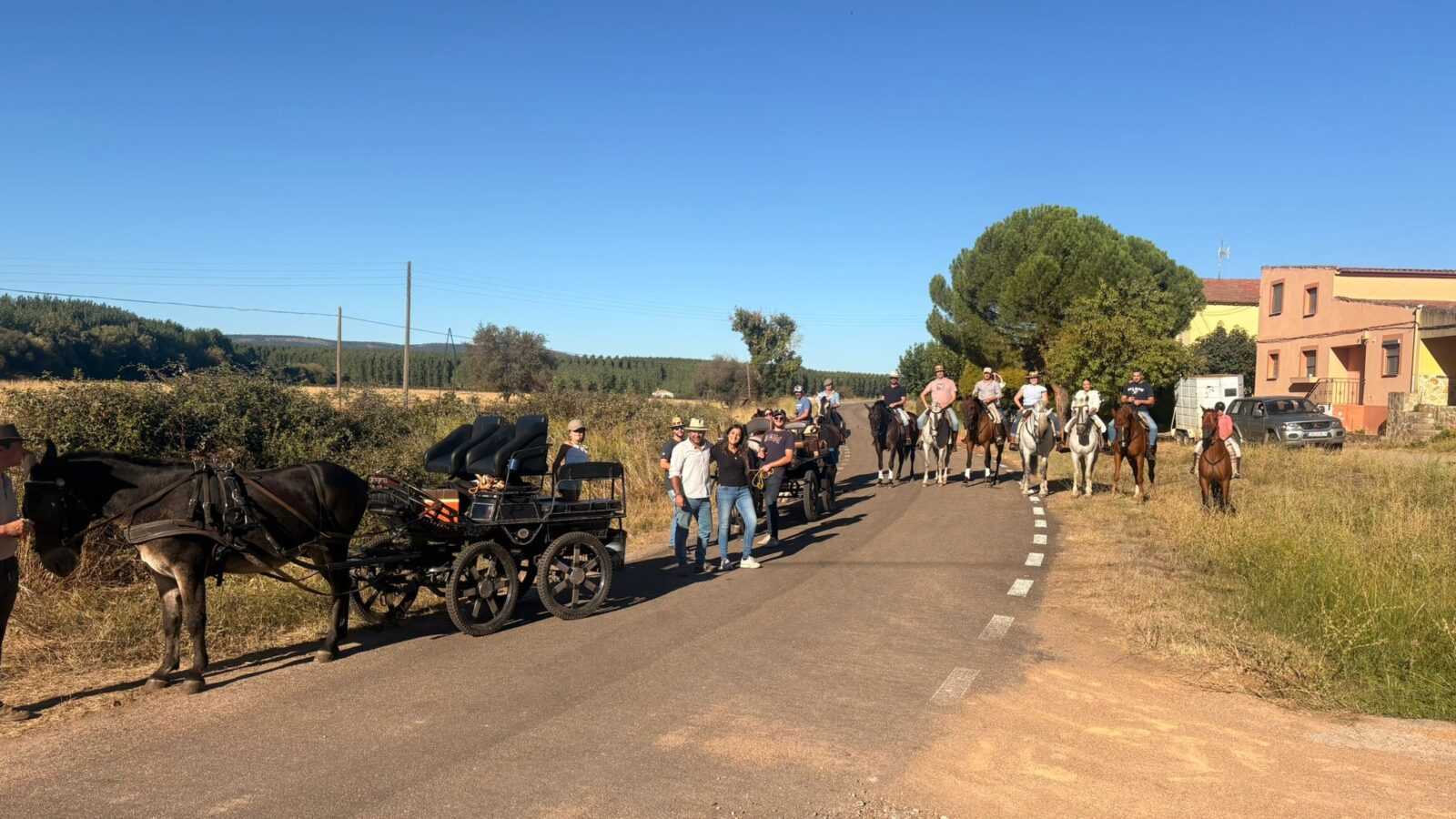 Asmica despide el verano con una ruta nocturna a caballo hasta Gallegos de Argañán