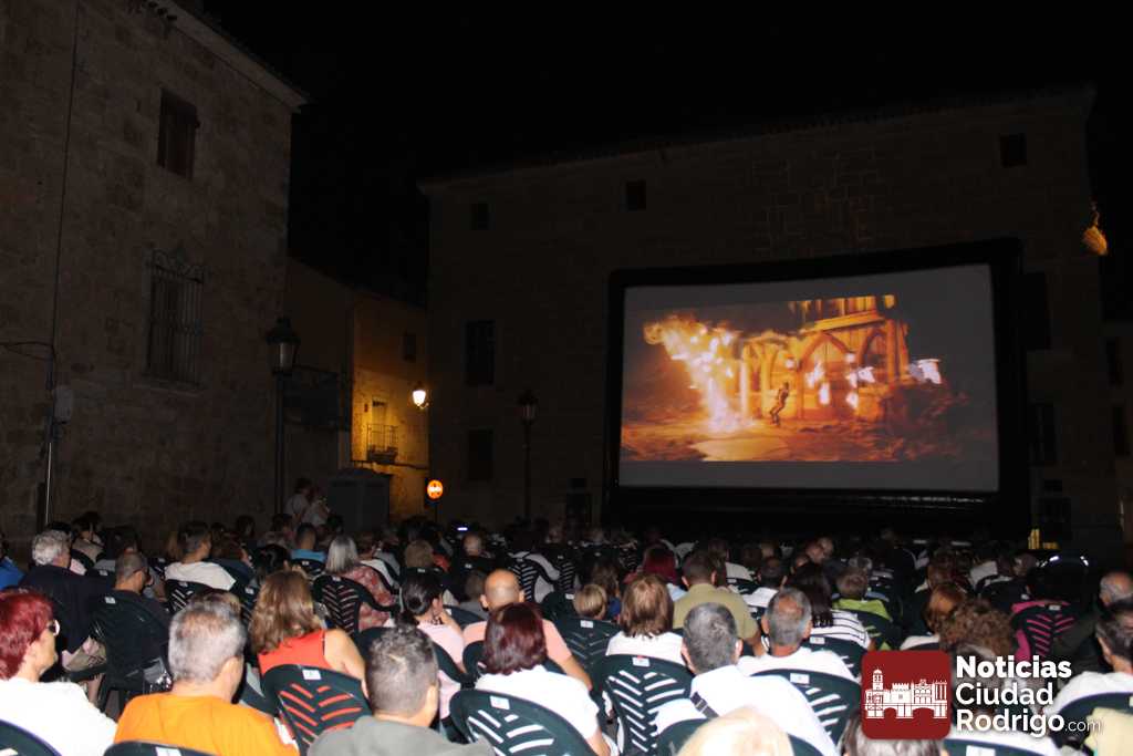 El público responde masivamente a la noche de cine de verano en Ciudad Rodrigo