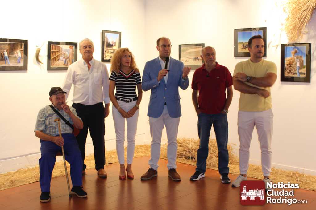Inaugurada la exposición fotográfica «Las faenas de la cosecha» de Emilio Calvo en la Casa de Cultura de Ciudad Rodrigo